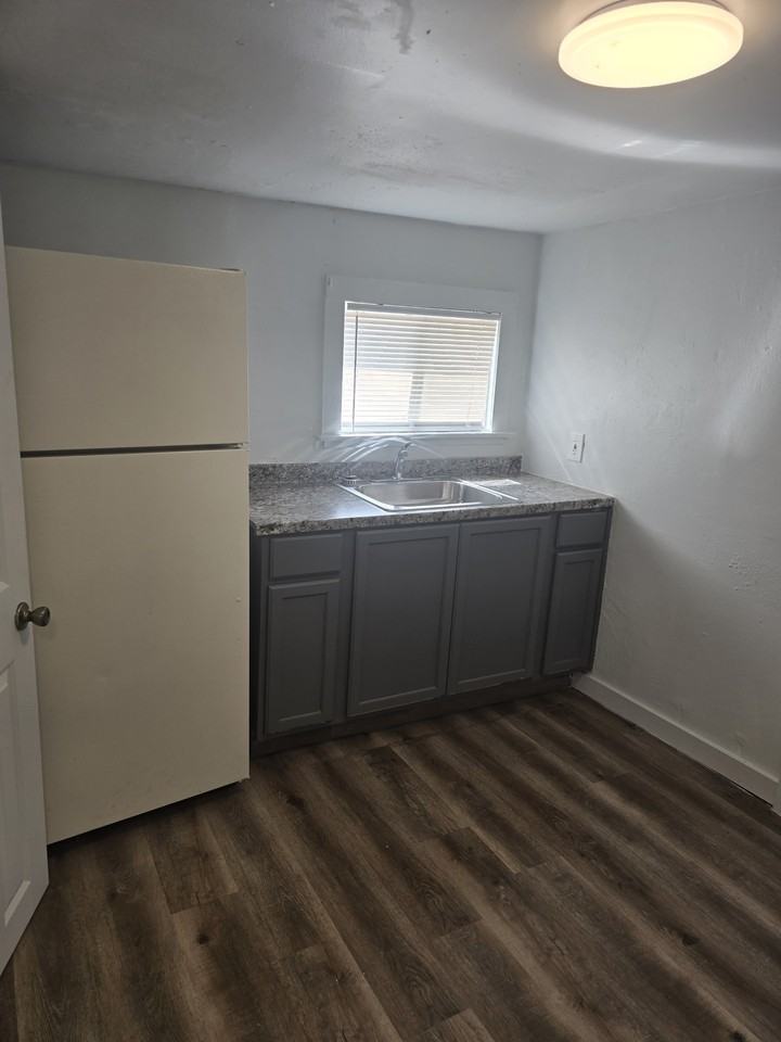 553 Barrett Pl #B - Photo 2 of 6