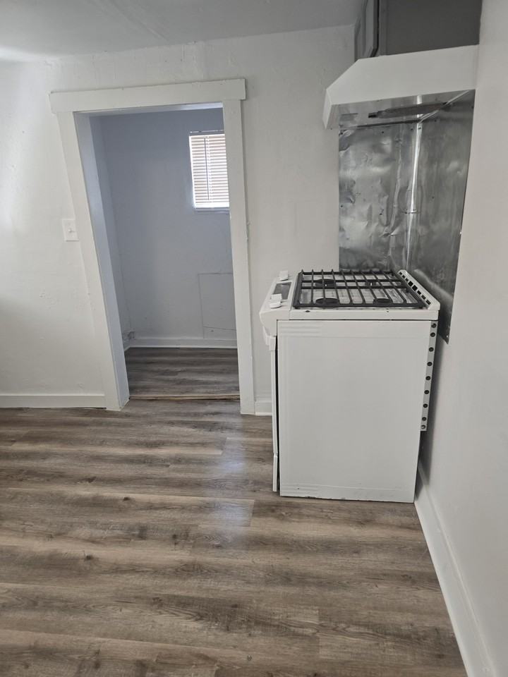 553 Barrett Pl #B - Photo 3 of 6