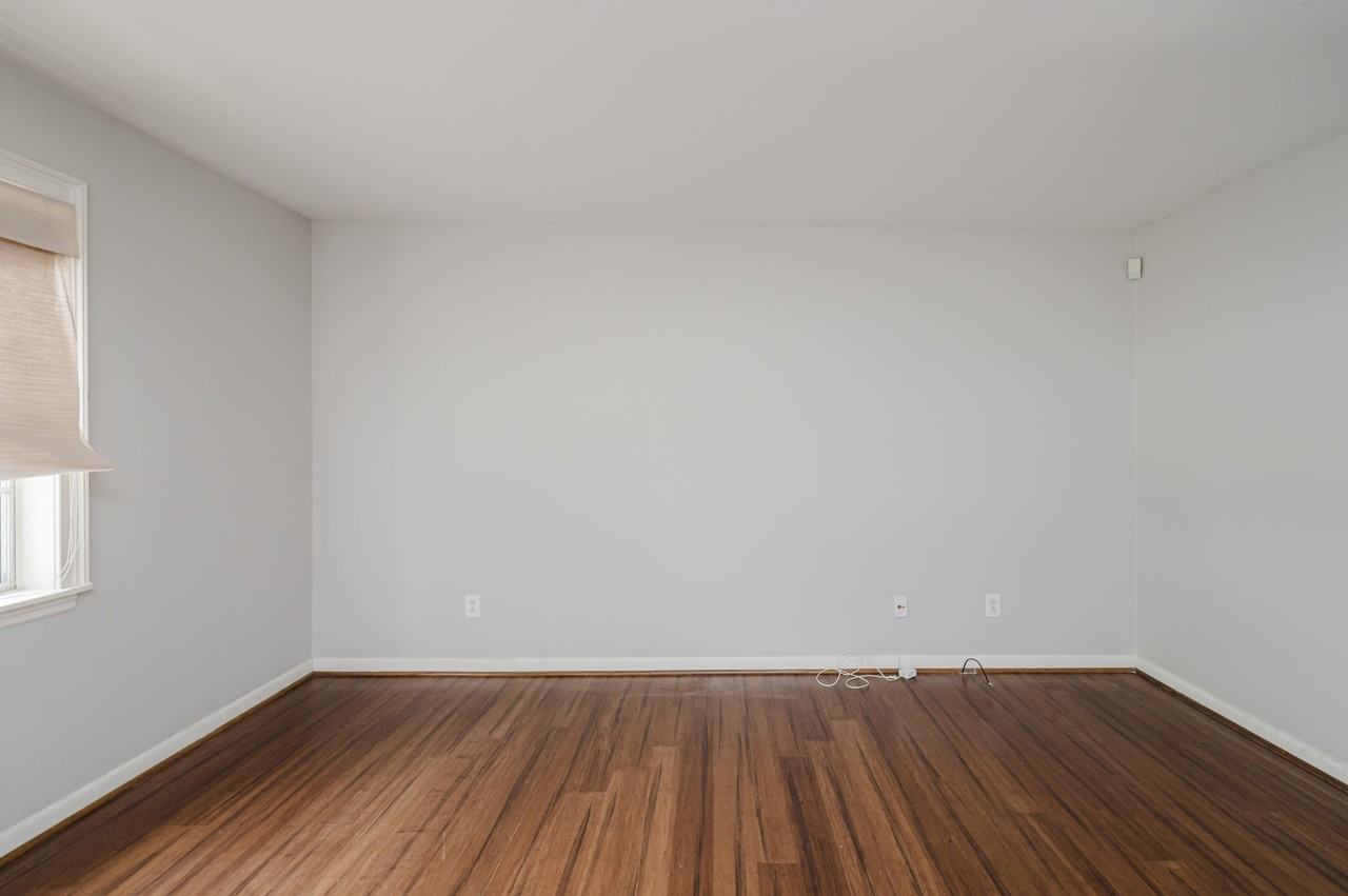 Southbury Circle #1 - Photo 4 of 33