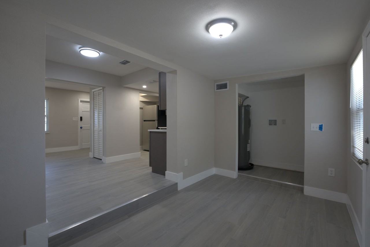 810 W Anderson St #1 - Photo 3 of 15