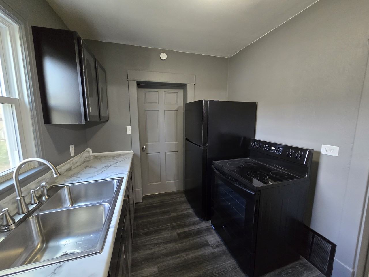 709 Kern St #1 - Photo 4 of 32