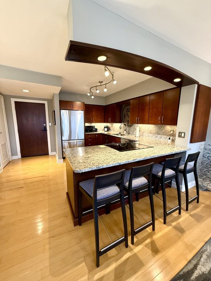 803 W 48th St #1003 - Photo 6 of 15