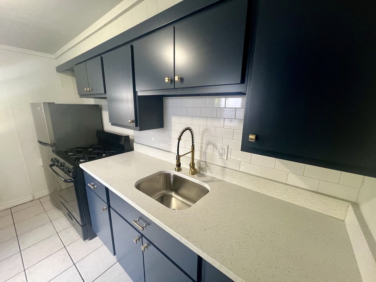 615 Lake St #1 - Photo 3 of 18