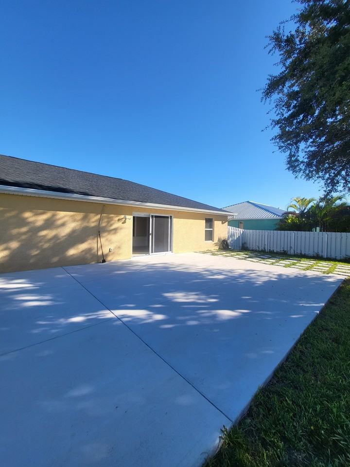 1008 Northwest 12th Terrace #1 - Photo 7 of 35