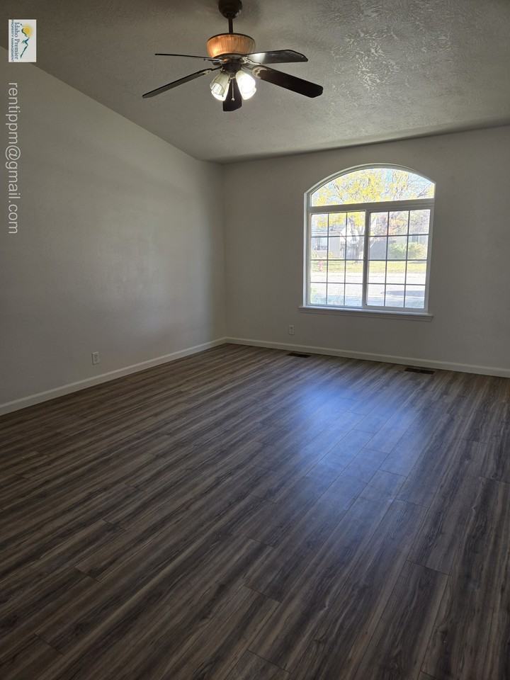 1671 N Klemmer Ave #1 - Photo 3 of 14