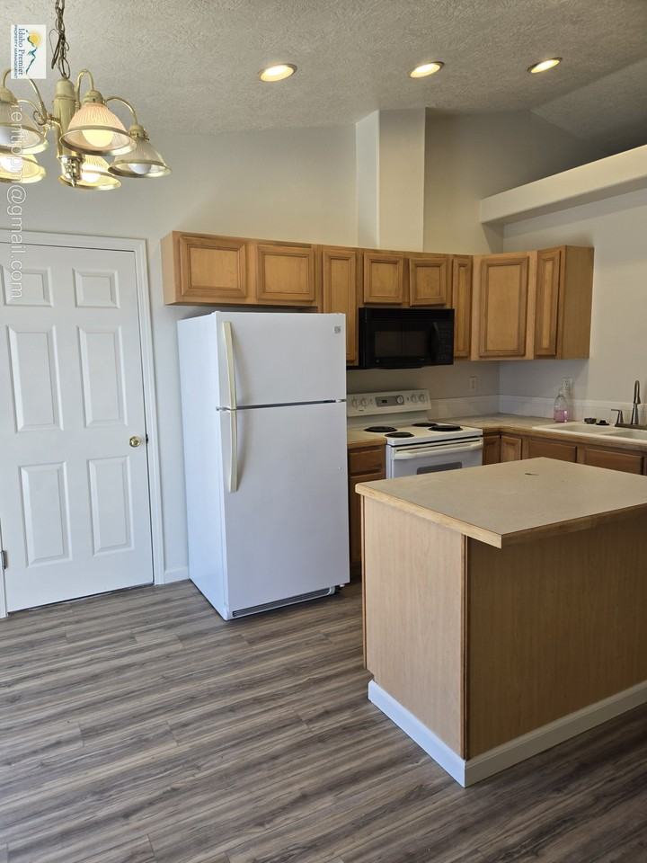 1671 N Klemmer Ave #1 - Photo 4 of 14