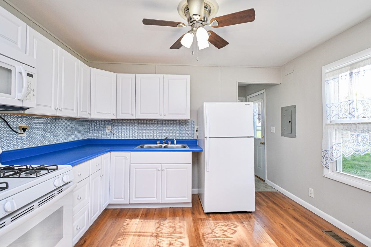 647 Bellaire Ct #1 - Photo 5 of 33
