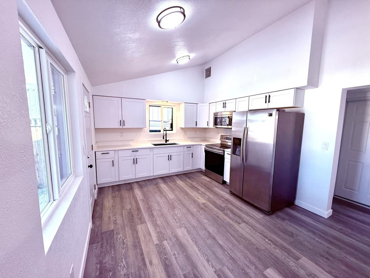 1009 E Chipman Rd #1 - Photo 3 of 29