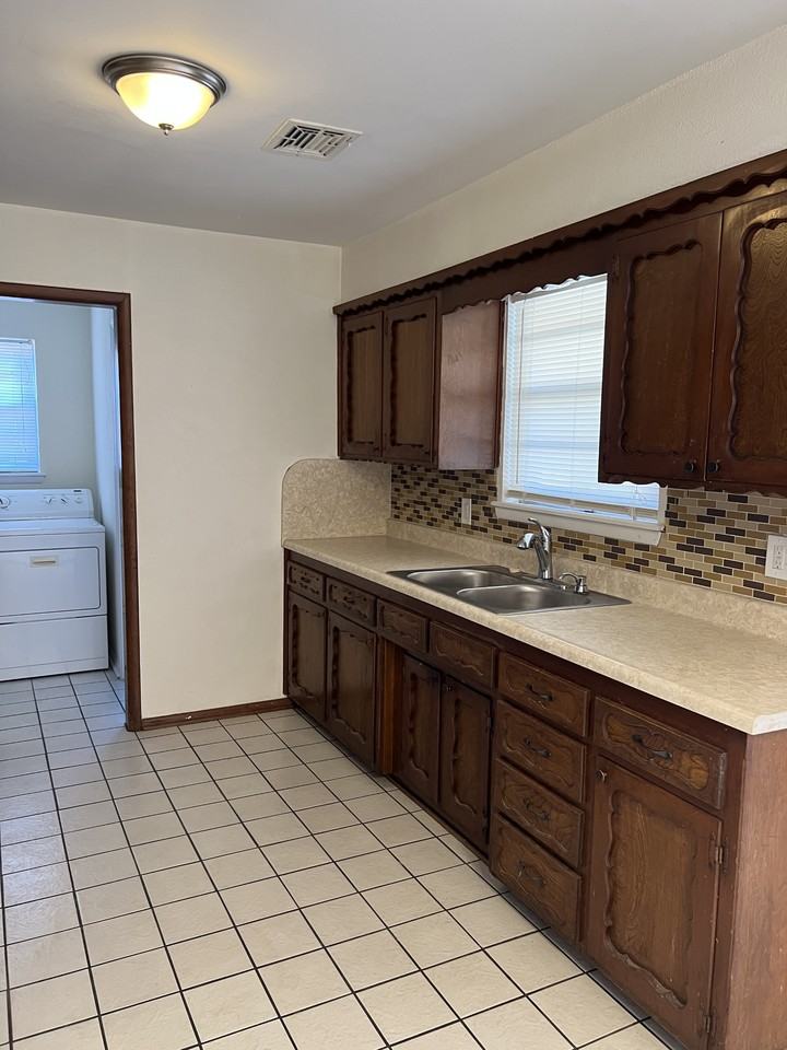 1513 Parkwoods Ter #1 - Photo 5 of 14