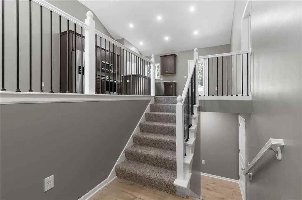 135 Cedar Ct #1 - Photo 3 of 28