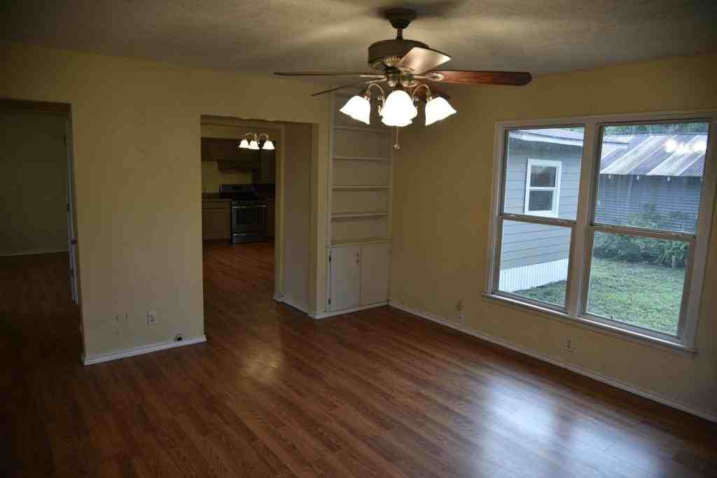 302 South Oneal Street - Photo 7 of 19