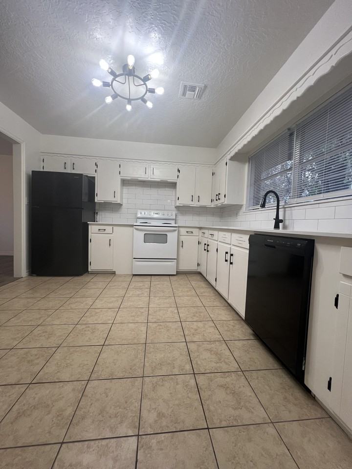 1616 Chautauqua Ave #1 - Photo 2 of 10