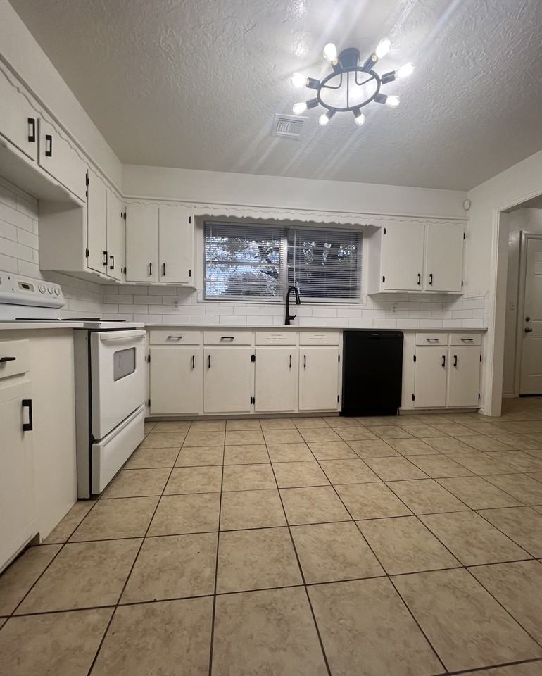 1616 Chautauqua Ave #1 - Photo 3 of 10