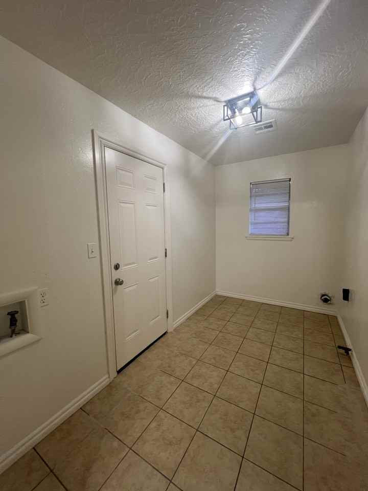 1616 Chautauqua Ave #1 - Photo 4 of 10
