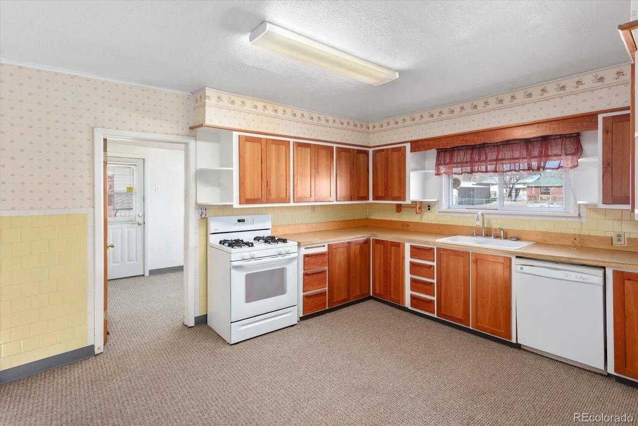 139 Chilcott St #1 - Photo 3 of 10