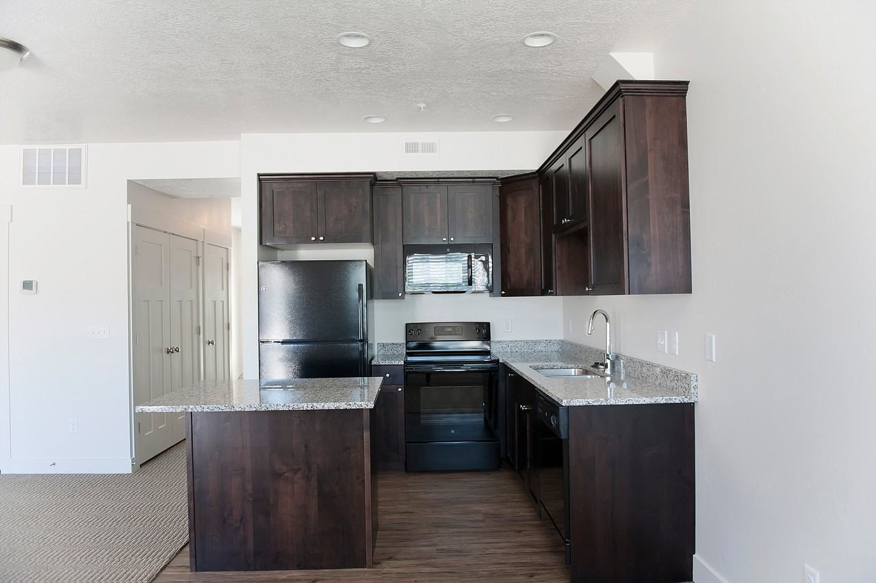 77 West 100 South #202 - Photo 4 of 10