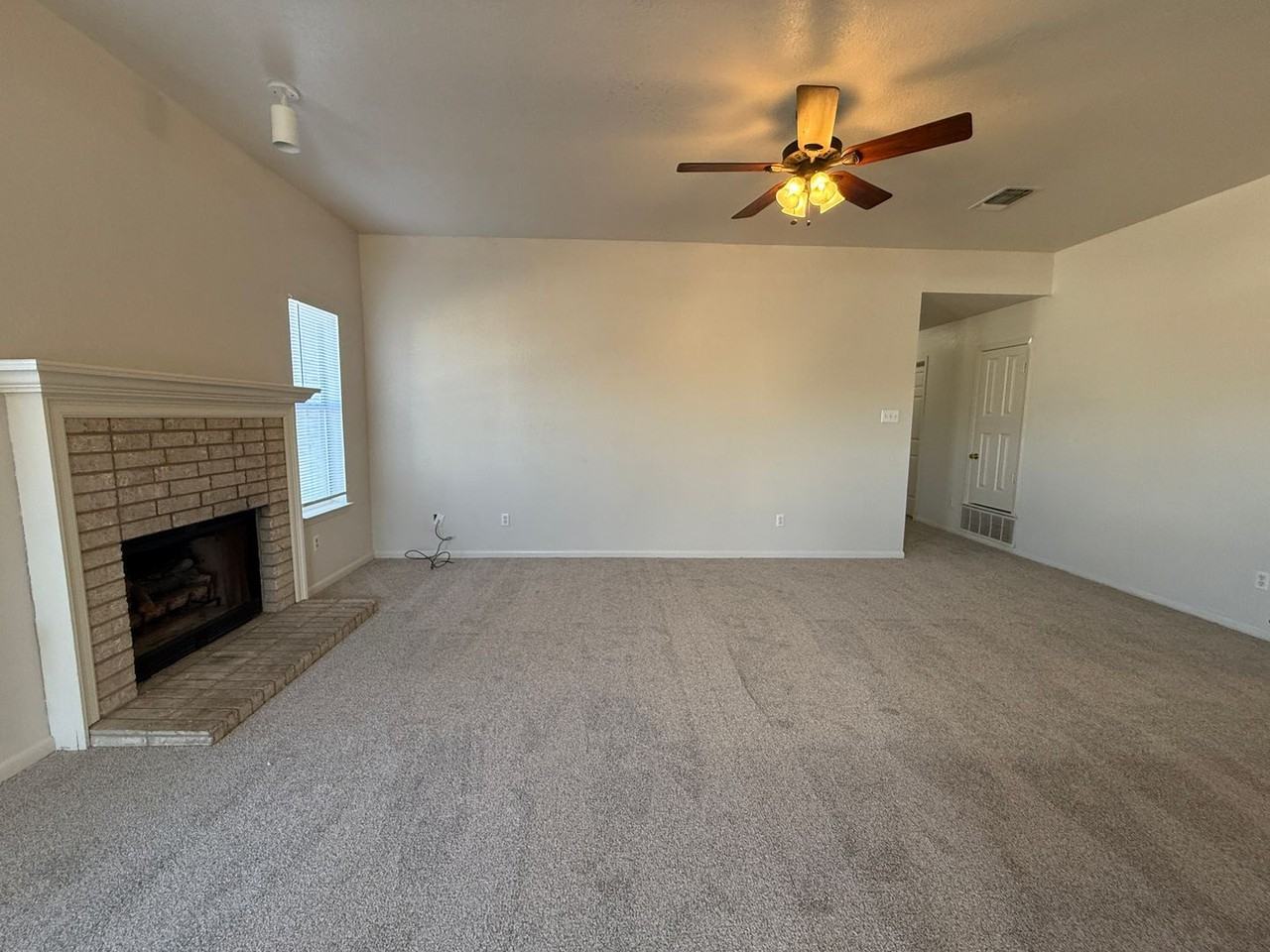 4801 Lindsey Dr - Photo 4 of 21