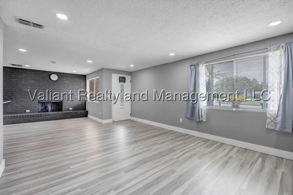 1215 Bluehill Dr N #1 - Photo 7 of 37