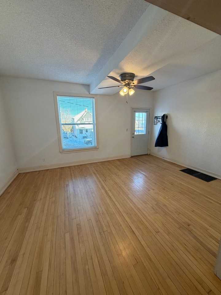 323 N 8th Ave W - Photo 3 of 26