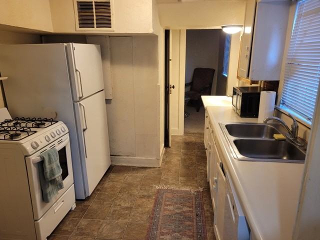 1121 1121, 1123 University Avenue - B2 #B2 - Photo 2 of 12