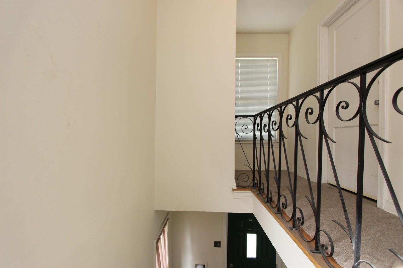 802 1/2 Nw 15th St #1 - Photo 3 of 35