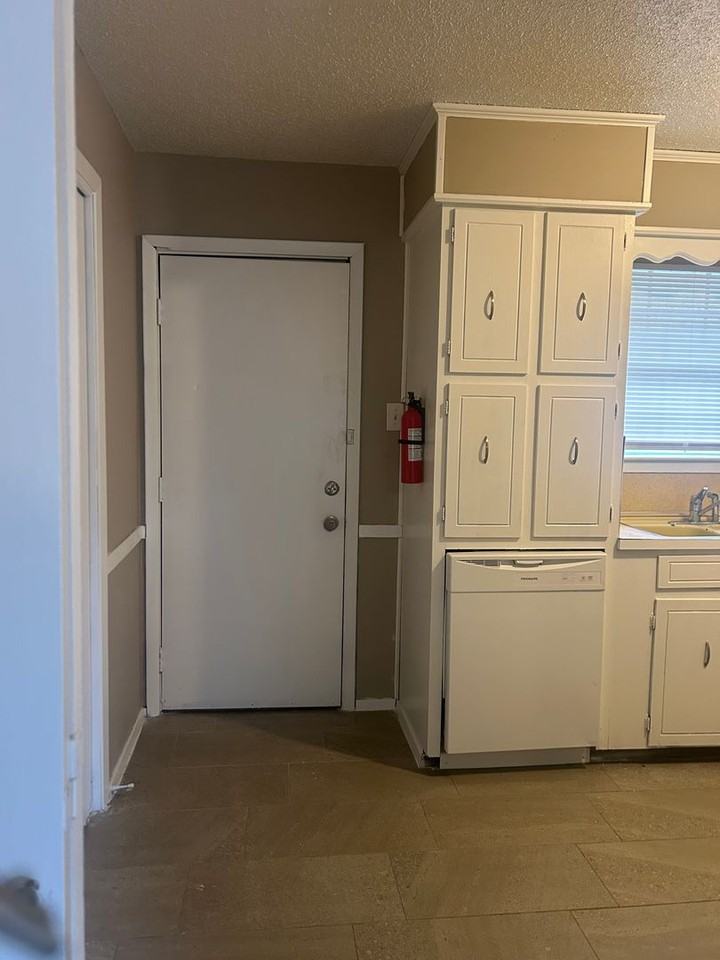 5707 Sorenson St - Photo 4 of 15