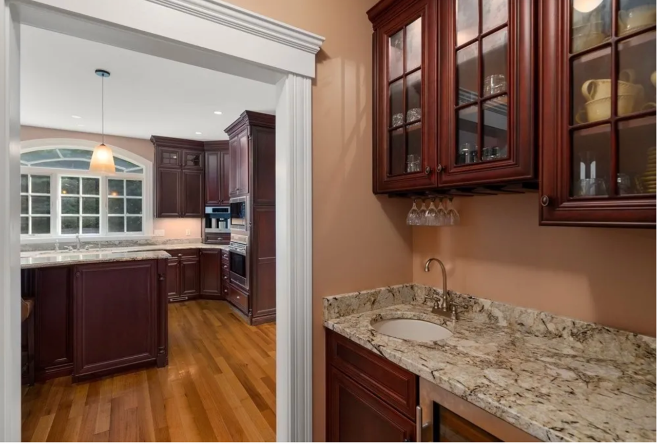 65 Forest Ave - Photo 5 of 14