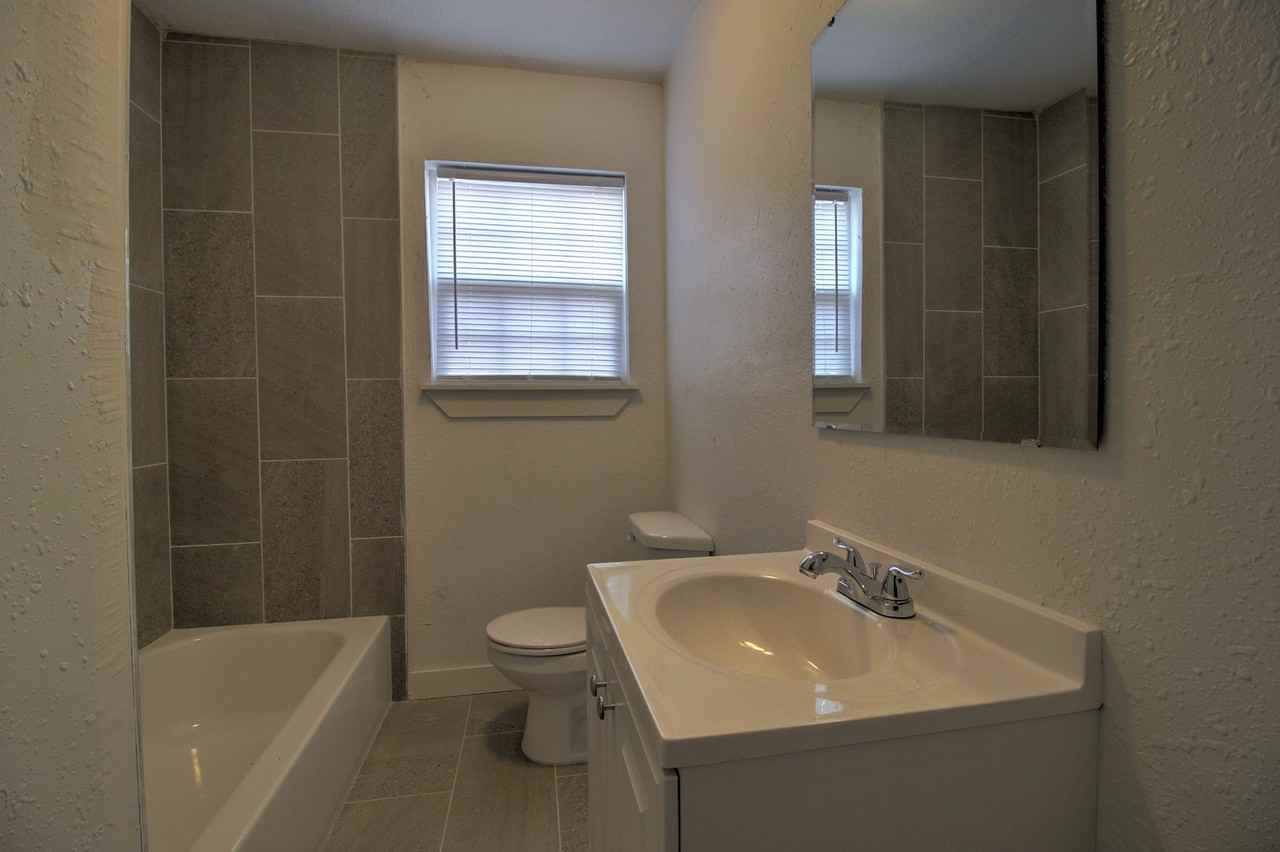 1004 Ne 19th St #1 - Photo 2 of 8