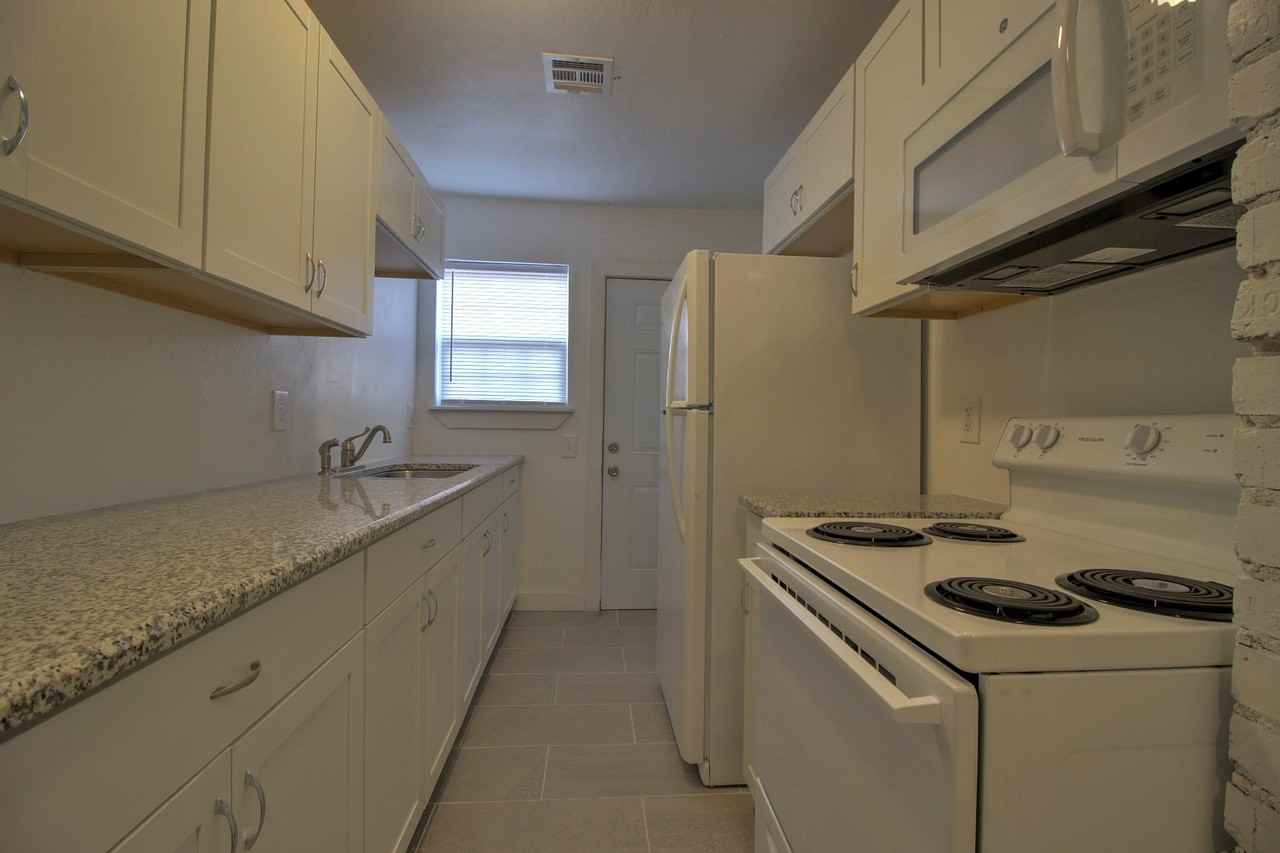 1004 Ne 19th St #1 - Photo 6 of 8