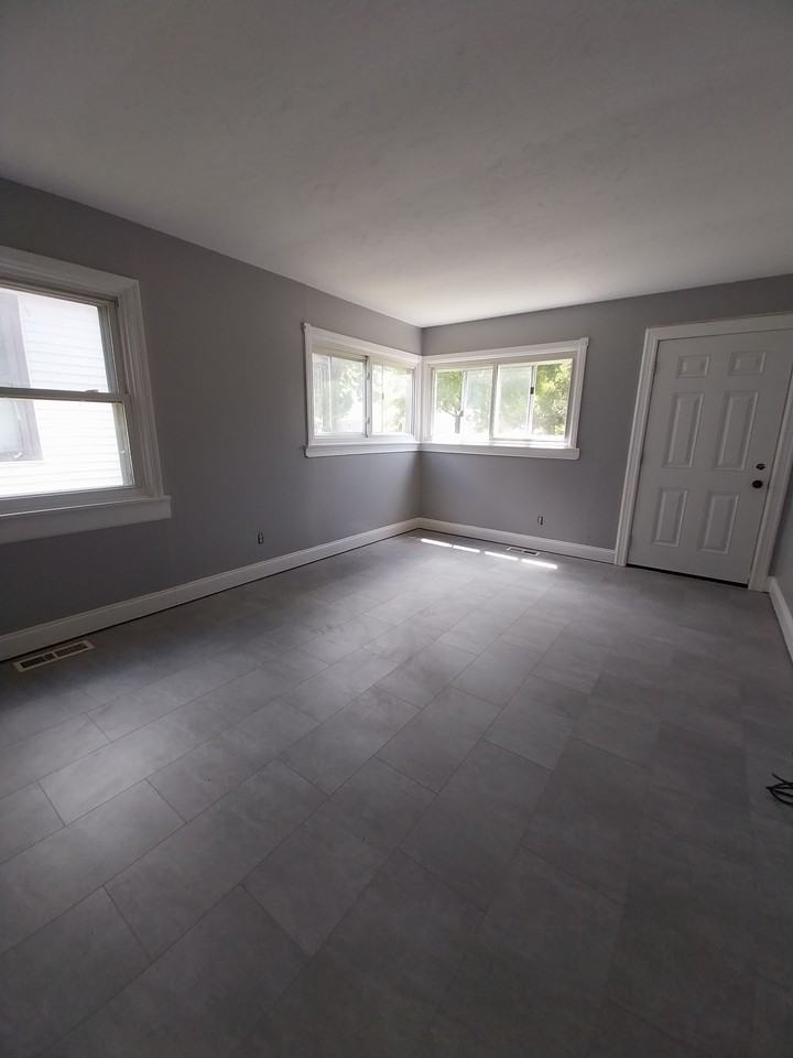 18420 Parkmount Ave #1 - Photo 3 of 9