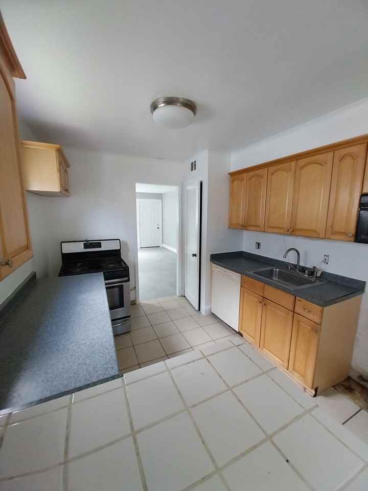 18420 Parkmount Ave #1 - Photo 4 of 9