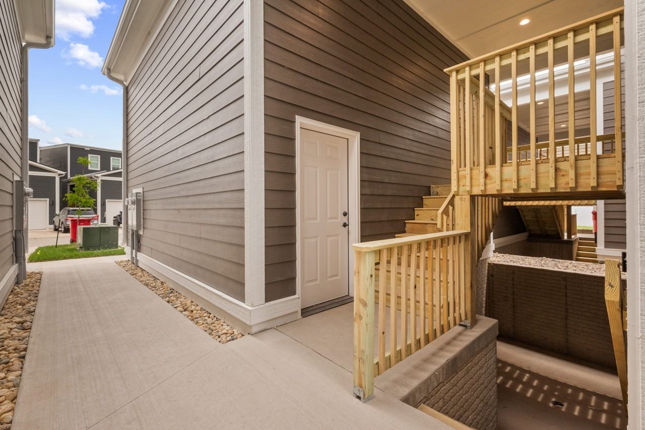 1104 Sw Des Moines St #1 - Photo 3 of 49