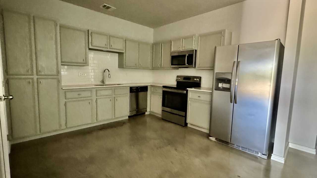 400 Lowes Boulevard #B - Photo 5 of 19