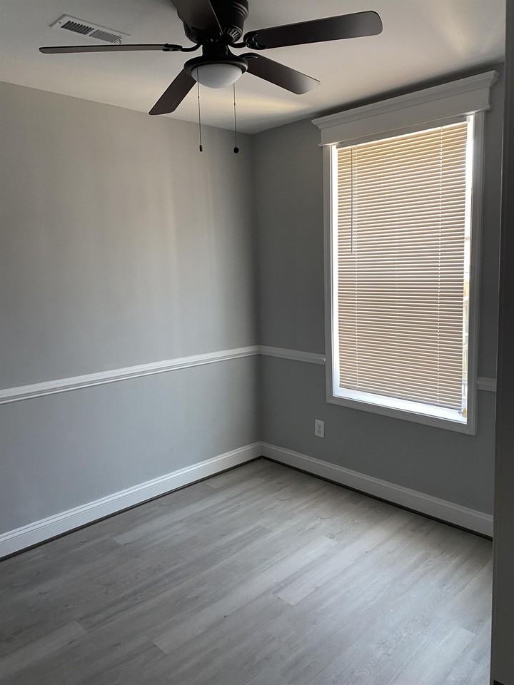 146 146 North East Avenue - D Private Bath Available $850 - Photo 7 of 12