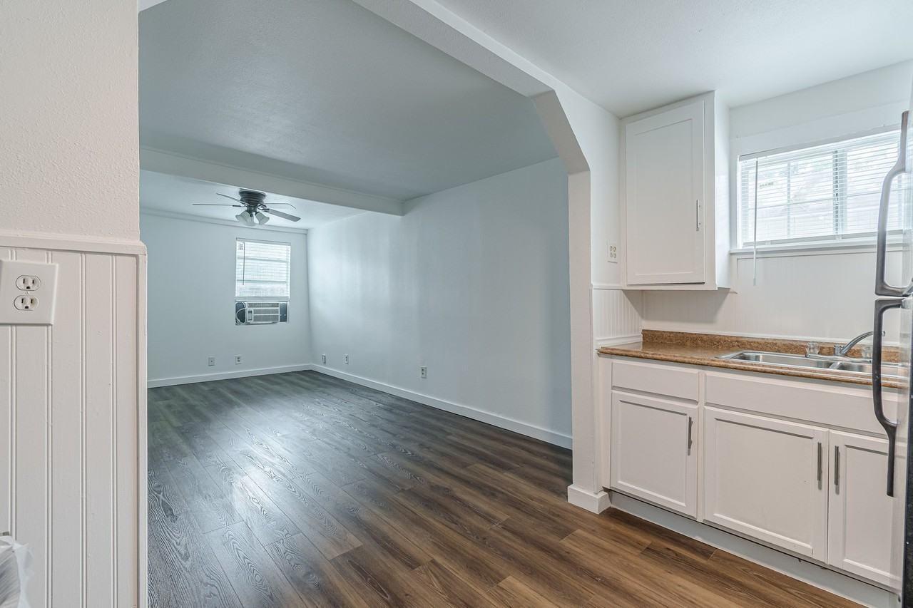 2407 2407 South New Braunfels AvenueUnit 3 #3 - Photo 3 of 14