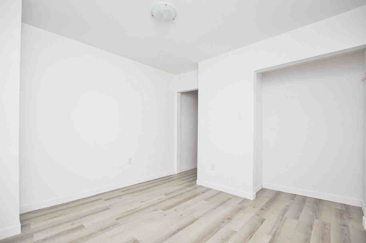 Avenue Charlemagne #2022 - Photo 3 of 9