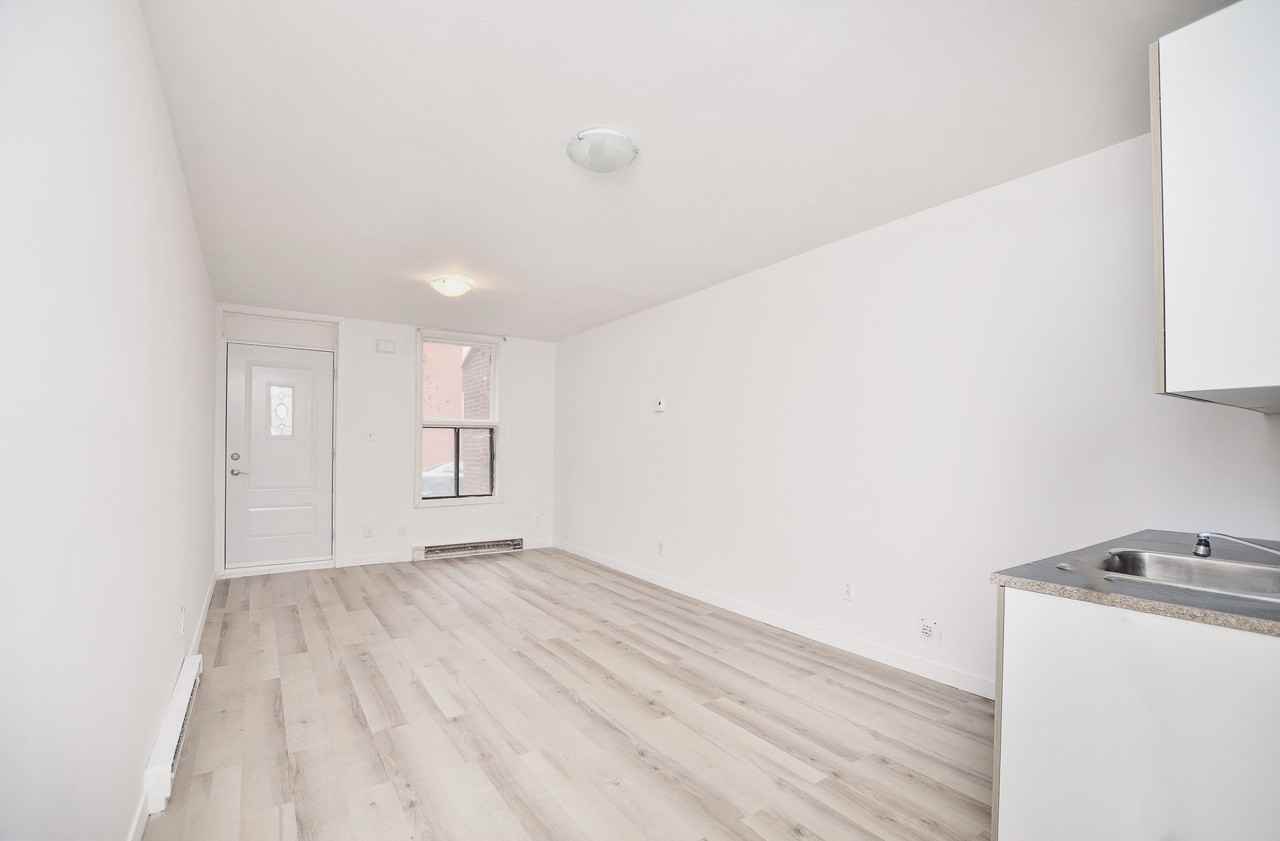 Avenue Charlemagne #2022 - Photo 4 of 9