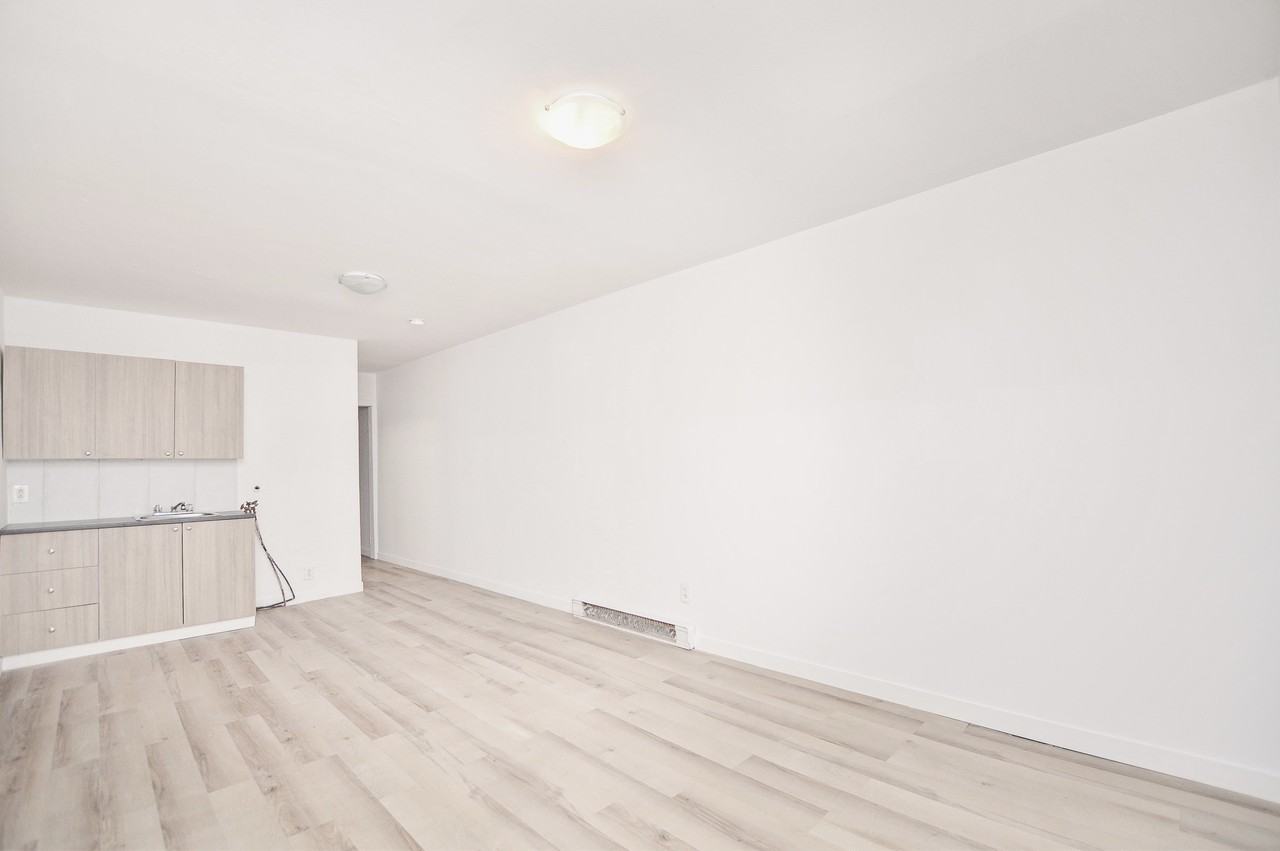 Avenue Charlemagne #2022 - Photo 5 of 9