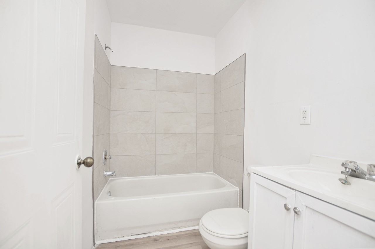 Avenue Charlemagne #2022 - Photo 6 of 9