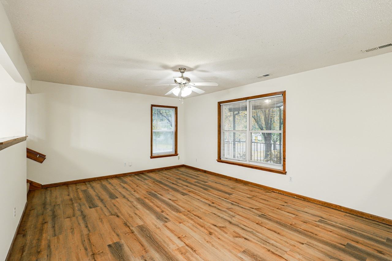 405 Kickapoo St - Photo 5 of 15