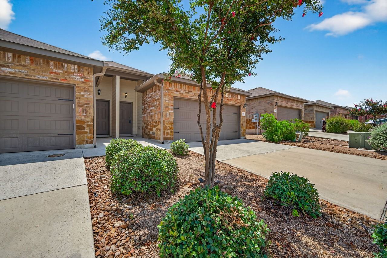 139 Joanne Cove #1 - Photo 3 of 27