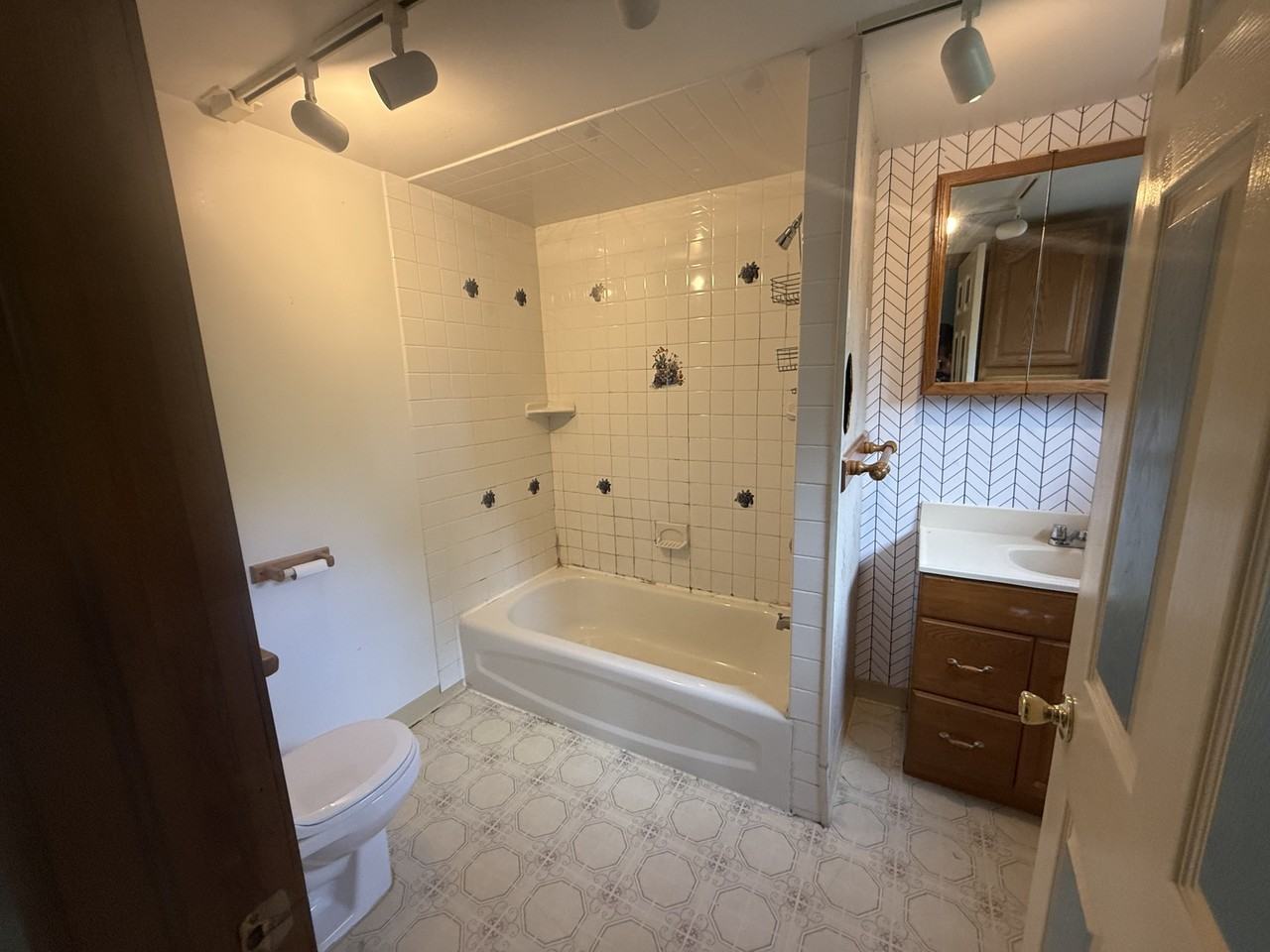 1349 Capouse Ave 1st Fl #1stFL - Photo 3 of 7