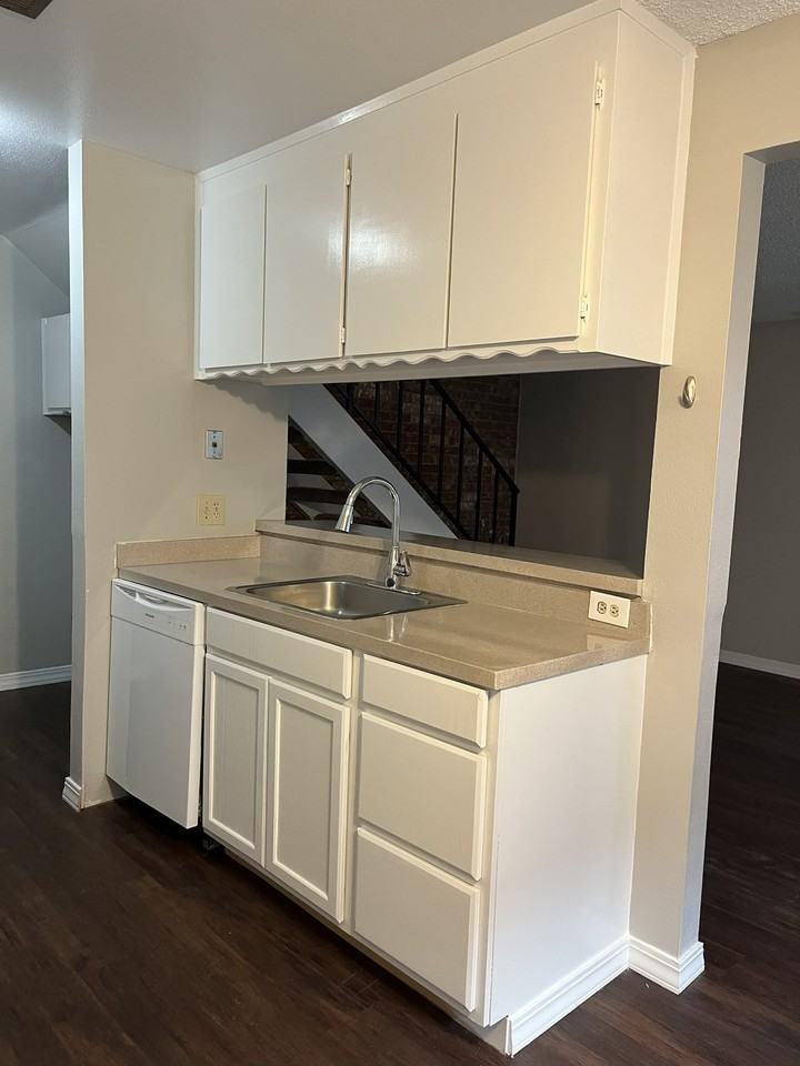 701 W Pennsylvania St #701 - Photo 4 of 14