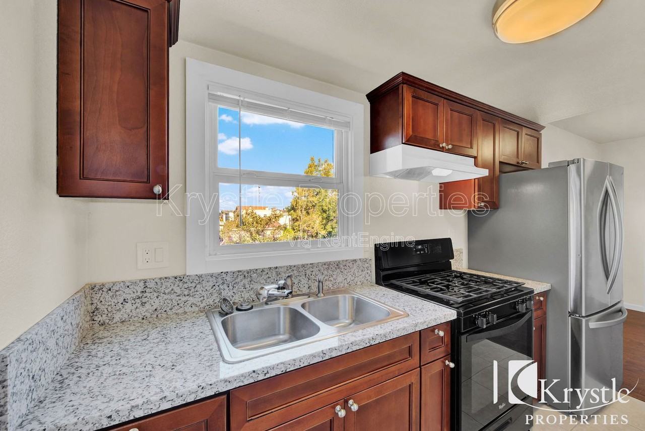 1340 Farrell St - Photo 4 of 12