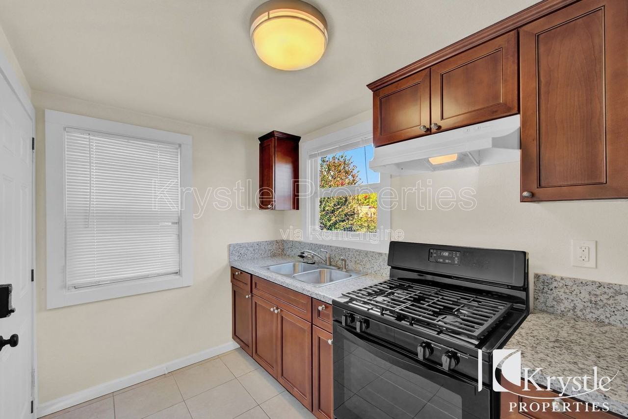 1340 Farrell St - Photo 5 of 12