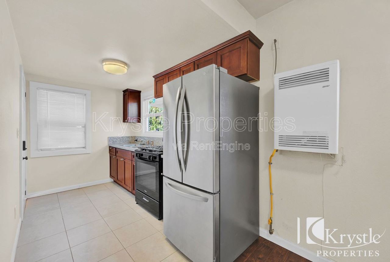 1340 Farrell St - Photo 6 of 12