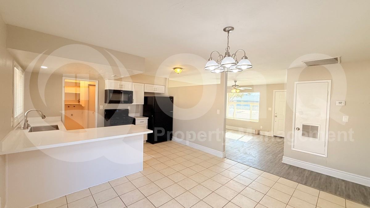 1804 W Kristal Way - Photo 4 of 46