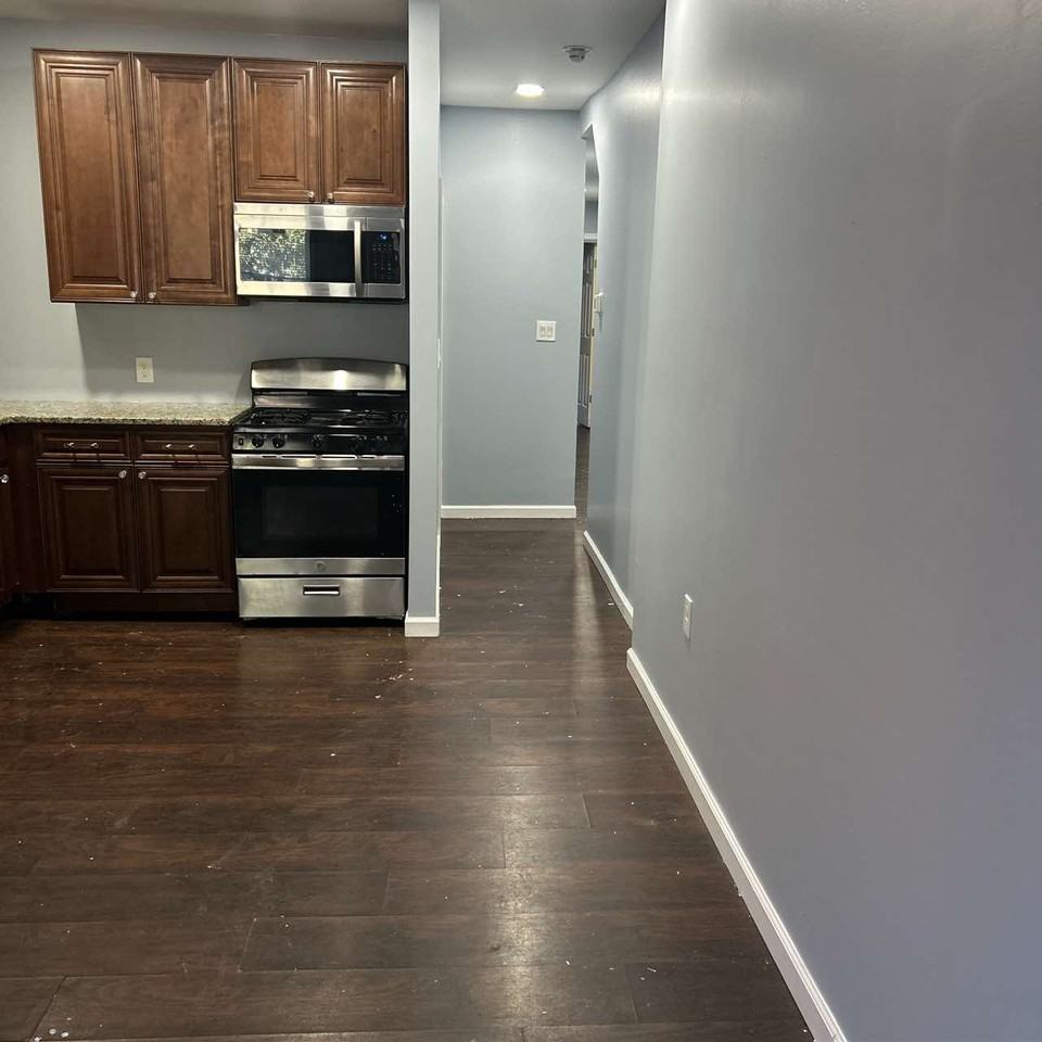 608 608 West 6th StreetApt 1 #1 - Photo 2 of 5