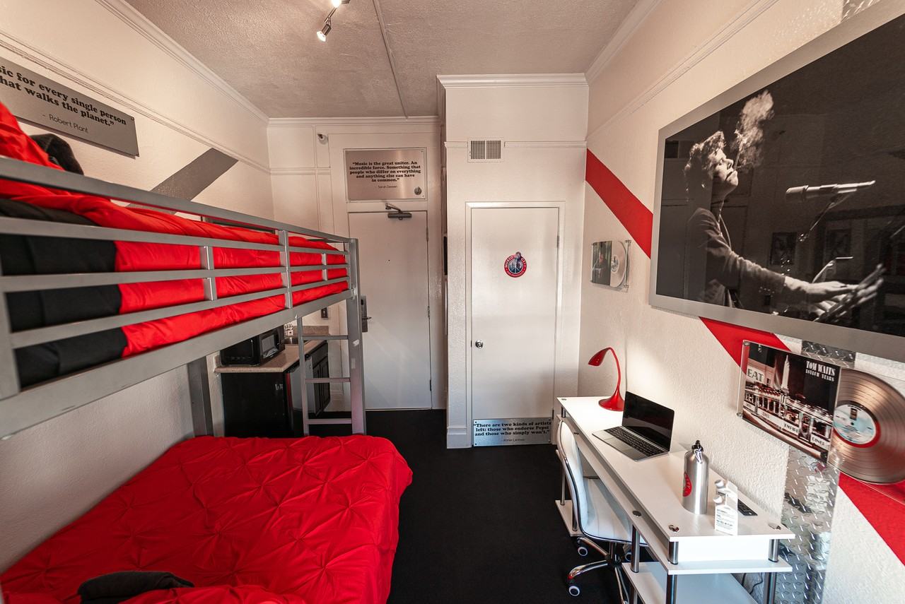 1353 1353 Bush Street - 105: Bed - Photo 2 of 8