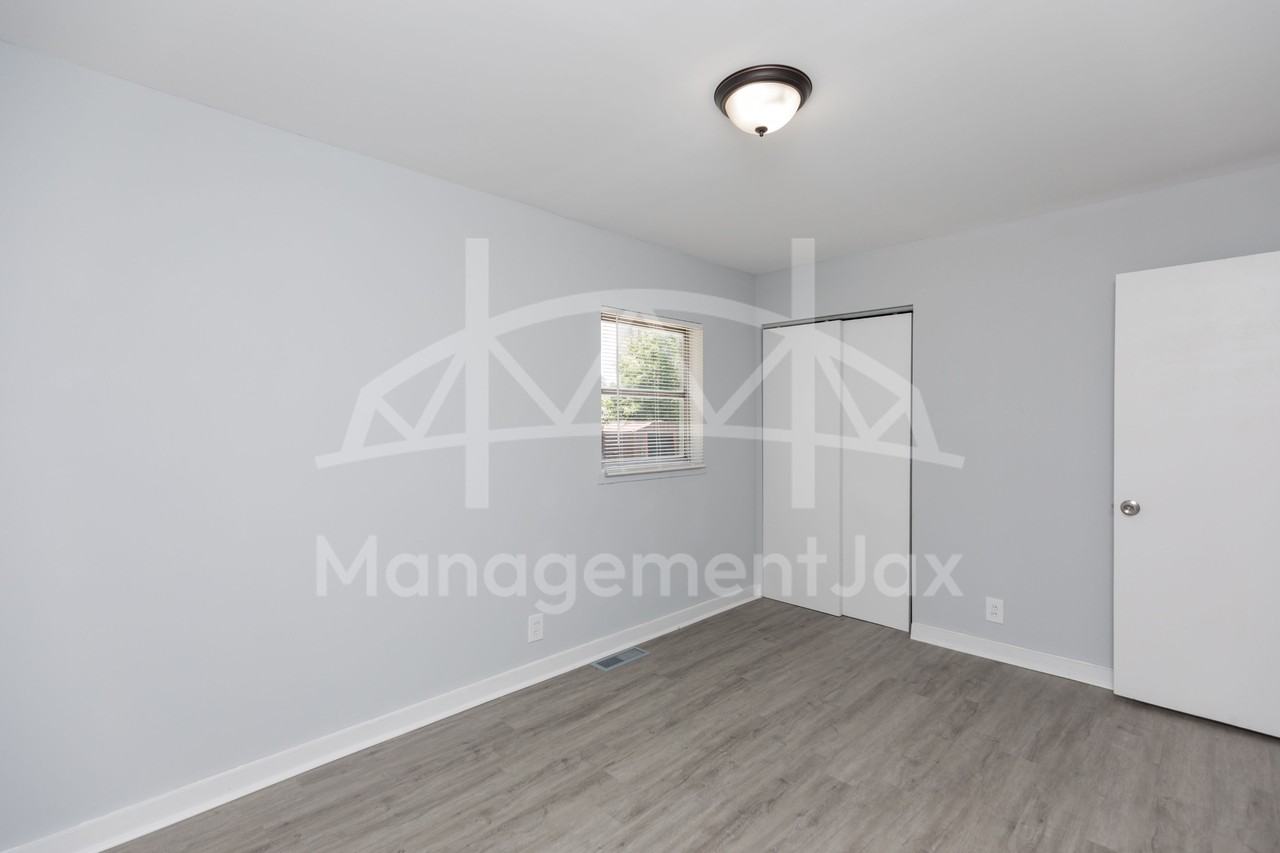 1922 Maclean Rd #1 - Photo 4 of 18